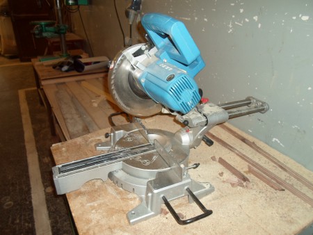 Kyvadlová skracovacia píla